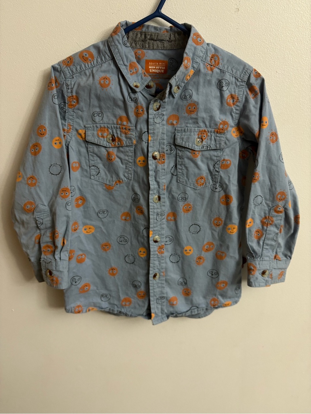 Souris mini Happy Face Button-Up Shirt in Light Blue and Orange 3 Years